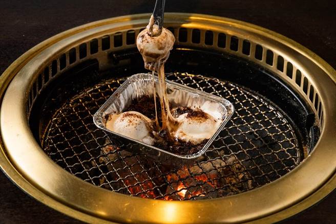 创新吃法「牵丝起司巧克力棉花糖」，牵丝起司铺底与棉花糖搭配，微融牵丝让甜咸交织。（阿华田提供）