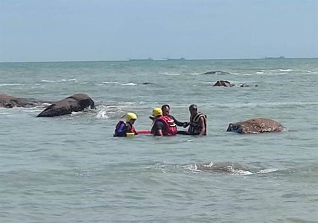 轩岚诺颱风没扫到金门，但海边风浪仍加大许多，位于料罗湾附近的南石沪公园海边，下午1时26分传出有採螺民眾受困礁石上，县消防局火速出动6车17人顺利抢救上岸，平安脱险虚惊一场。（ 金门消防局提供）