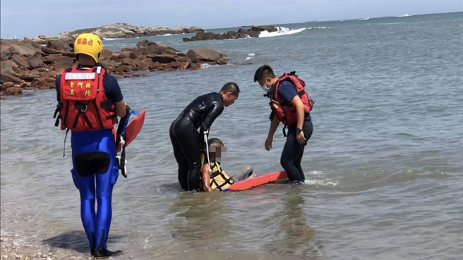 轩岚诺颱风没扫到金门，但海边风浪仍加大许多，位于料罗湾附近的南石沪公园海边，下午1时26分传出有採螺民眾受困礁石上，县消防局火速出动6车17人顺利抢救上岸，平安脱险虚惊一场。（ 金门消防局提供）