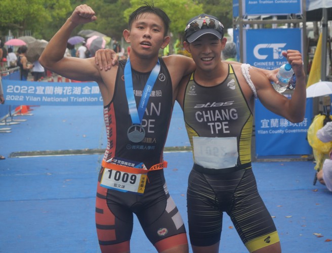 好兄弟蓝文谦（左）、江佑典场上互相竞争，场外是好兄弟。（中华民国铁人三项协会提供）