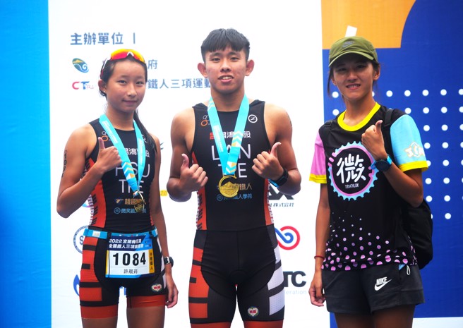 2022宜兰梅花湖铁人三项全国锦标赛，半程男、女总排第一许晨筠（左起）、蓝又谦都受教于老国手简微祯。（中华民国人三项协会提供）