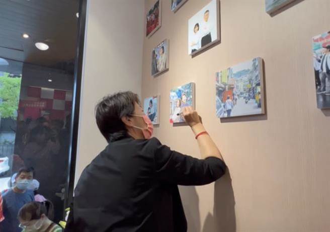 无党籍台北市长参选人黄珊珊下午以母鸡之姿出席「士北议员参选人黄瀞莹服务处暖屋」活动，还在两人合照上签名。（黄珊珊办公室提供）