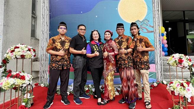 台南市家庭教育中心4日在民治市政中心南瀛堂辦理「『新』光閃耀－甜蜜蜜家庭日」活動，印尼裔新住民陳凱蒂（右三）帶家人盛裝出席。（張毓翎攝）