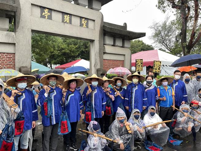 不畏风雨桃园龙潭送圣蹟民眾体验客家敬字惜纸文化。（吕筱蝉摄）