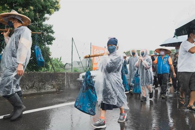 不畏风雨桃园龙潭送圣蹟民眾体验客家敬字惜纸文化。（吕筱蝉摄）