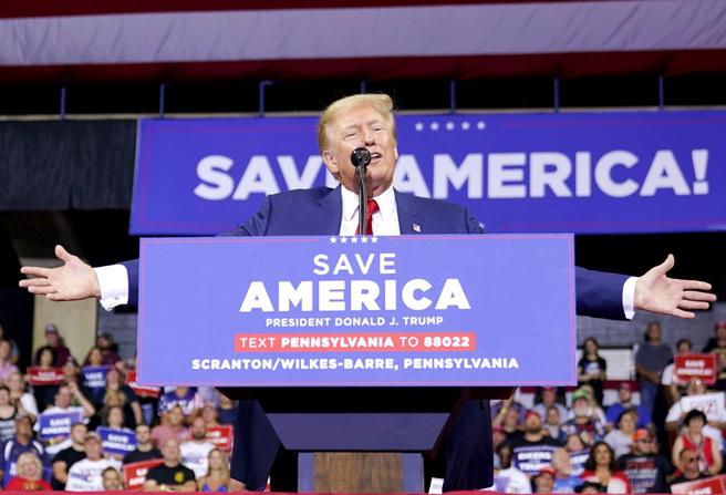 美国前总统川普日前被拜登酸破坏美国民主，川普3日回骂拜登是「全民公敌」。（图／美联社）