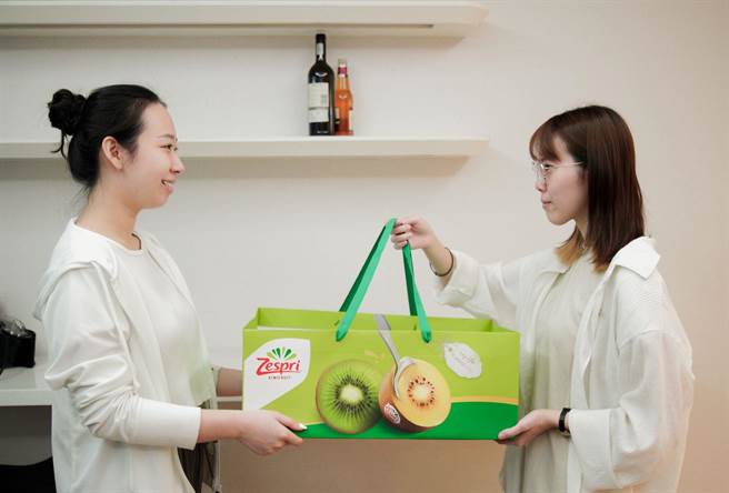 Zespri即日起推出不同设计礼袋搭配原装箱奇异果赠送。（Zespri提供）