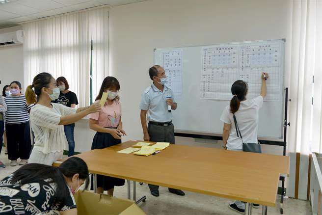 苗栗县选举委员会让新住民体验检票、唱票、记票、 整票计票等开票流程。（苗栗县选举委员会提供／李京升苗栗传真）