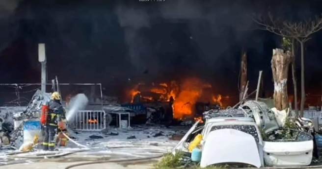 彰化县鹿港镇滨海路的一家汽车修配厂，4日下午14点43分起火，烈焰狂燃，整座厂房都陷入火海。（彰化县消防局提供／吴敏菁彰化传真）