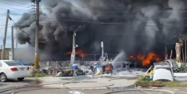 彰化县鹿港镇滨海路的一家汽车修配厂，4日下午14点43分起火，烈焰狂燃，整座厂房都陷入火海。（彰化县消防局提供／吴敏菁彰化传真）