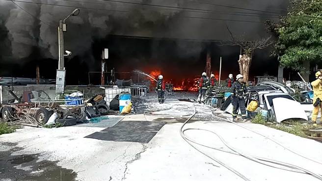 彰化县鹿港镇滨海路的一家汽车修配厂，4日下午14点43分起火，烈焰狂燃，整座厂房都陷入火海。（彰化县消防局提供／吴敏菁彰化传真）