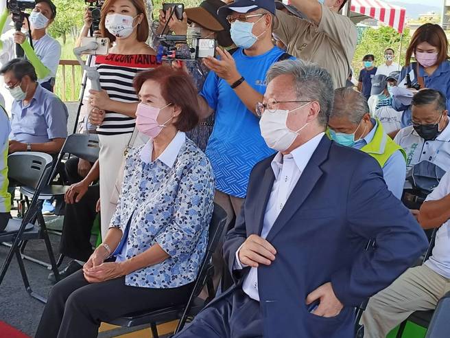 宜蘭前代理縣長陳金德今在臉書發文談免治馬桶政見。右為陳金德，左為林姿妙。(本報資料照)