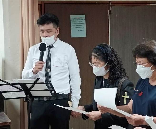 殡葬达人陈纪孝（左）帮助弱势不遗余力，图为他主持追思会。（陈纪孝提供／林瑞益高雄传真）