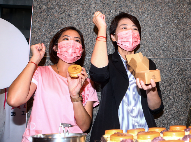 無黨籍台北市長參選人黃珊珊（右）4日以母雞之姿出席「士北議員參選人黃瀞瑩服務處暖屋」活動。針對指揮中心沒買BA.5疫苗，提「撐傘說」，她怒嗆雨傘早該買好，她還翻舊帳，稱去年時任衛福部長陳時中說今年有訂4000萬劑，如今在哪裡，「是王必勝沒有超前部署，還是陳時中說謊？」（鄧博仁攝）