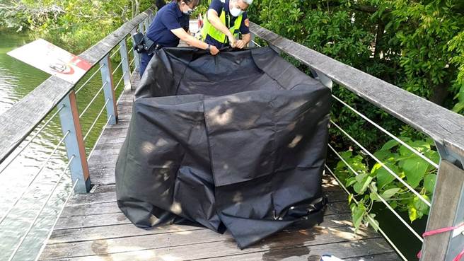 高雄市民眾报案称在鸟松区大埤、溼地公园发现漂浮的尸体，大华派出所员警立即赶赴现场。（翻摄照片／林瑞益高雄传真）
