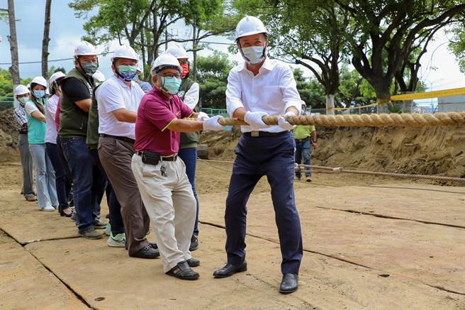 嘉义县长翁章梁（前者）、黄国维先生等人一起拉绳子，为古法迁移启南亭动工。（廖素慧摄）