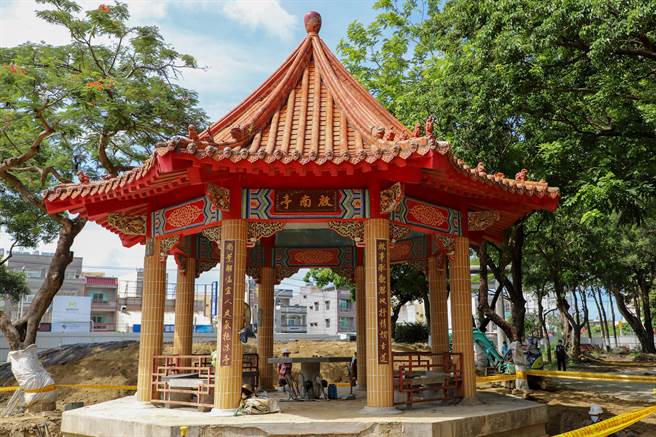 嘉义县朴子艺术公园启南亭以古法迁移。（廖素慧摄）