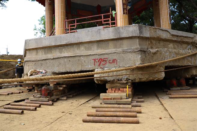 嘉义县朴子艺术公园启南亭以挖沟滚轴的古法迁移。（廖素慧摄）