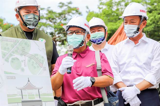 嘉义县长翁章梁（右）、黄国维先生等人见证启南亭古法迁移动工。（廖素慧摄）