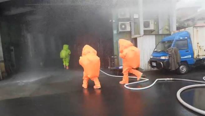 消防队会同厂方人员均穿戴A级防护衣进入储槽止漏，所幸无人受伤。（宜兰县消防局提供／吴佩蓉宜兰传真）