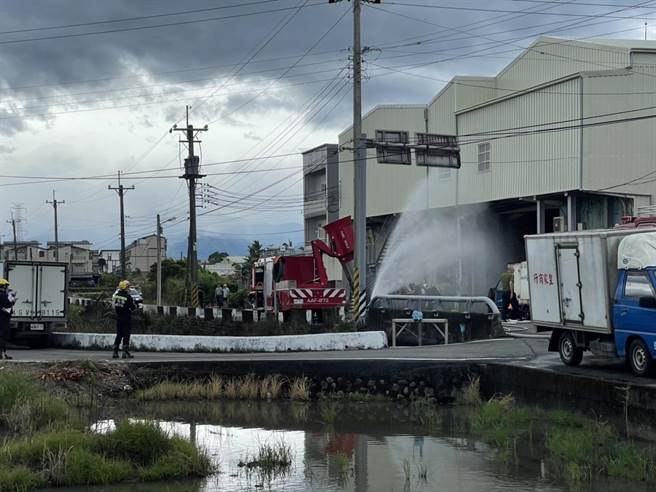 宜兰县冬山乡鹿安路某家冷冻厂，今（4日）上午10时40分惊传氨气外泄。（吴佩蓉摄）