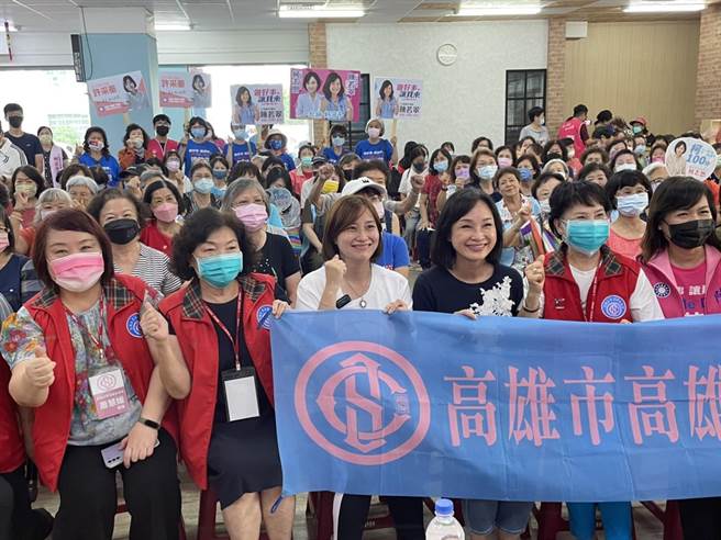 国民党高雄市长参选人柯志恩4日出席高雄大青溪妇女协会生活美学与防疫讲座。（洪浩轩摄）