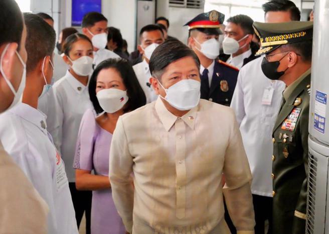 菲律宾总统小马可仕（前）4日启程展开上任后首次国是访问。小马可仕此行将访问印尼、新加坡。（图/ 中央社）