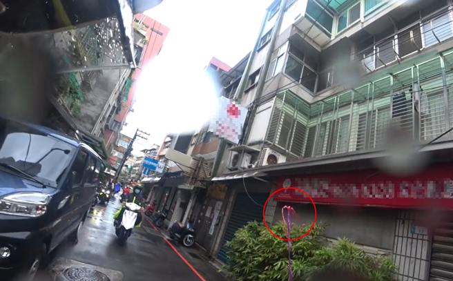 骑士行经新北市永和区巷弄内，差点被疑似第四台垂降的缆线割喉，所幸他低头闪过。（翻摄自脸书重机车友 ❘ 各区路况天气、资讯分享中心）