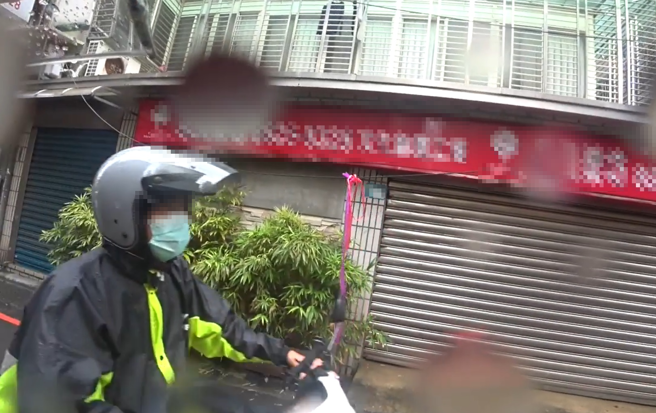 疑似第四台垂降的缆线，上面有多条塑胶绳绑上警示用路人。（翻摄自脸书重机车友 ❘ 各区路况天气、资讯分享中心）