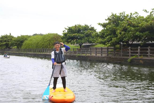 今年的新竹市体育有功人员表扬暨运动市集活动内容超丰富，结合水上SUP立桨运动及陆上运动市集闯关。（陈育贤摄）