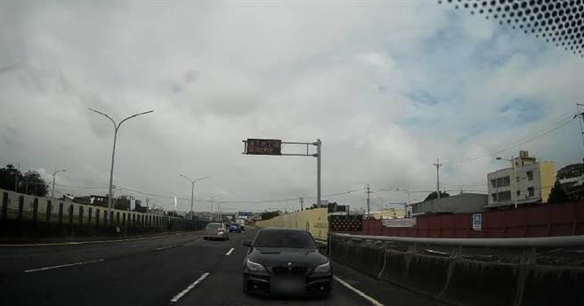 台中市一名陈姓男子今天早上9点多驾BMW在快速道路上逆向狂飙。（民眾提供／张亦惠台中传真）