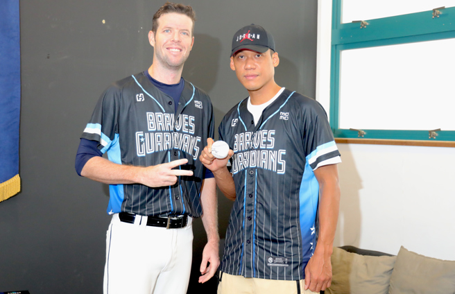 富邦悍将罗力（左）与富邦勇士林志杰。（富邦悍将提供）