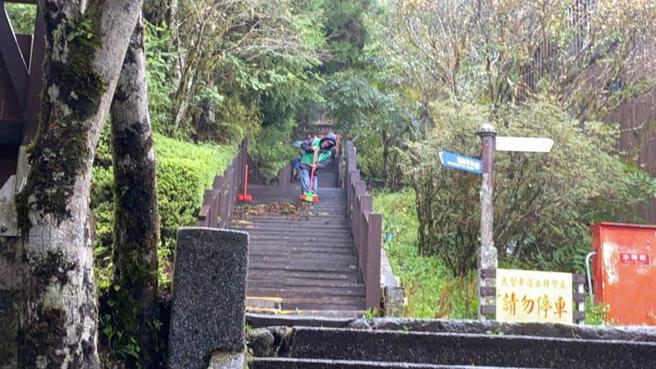 颱风轩岚诺陆上警报已解除，林务局罗东林区管理处表示，4日已投入人力，针对太平山国家森林游乐区环境及设施维护，将于5日上午8时开园。
（图/ 中央社）
