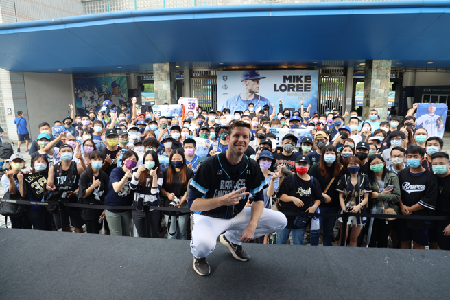 富邦悍将罗力签名会吸引上百名球迷前来参加。（富邦悍将提供）