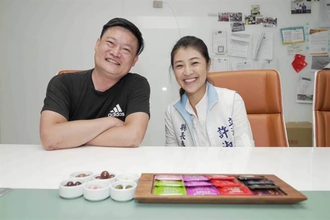 许淑华（右）访妮娜巧克力梦想城堡，讚扬魏振宇（左）是台湾之光。（许淑华服务处提供／廖志晃南投传真）