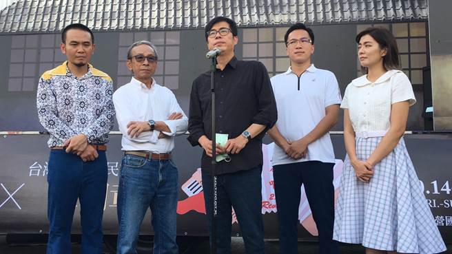 高雄市长陈其迈出席活动时，面对媒体询问台北市长参选人陈时中公厕更换免治马桶看法，陈其迈表示，每个地方的状况不太一样，高雄有很多公厕，高市府会根据民眾需求做规画。（崔正纲摄）