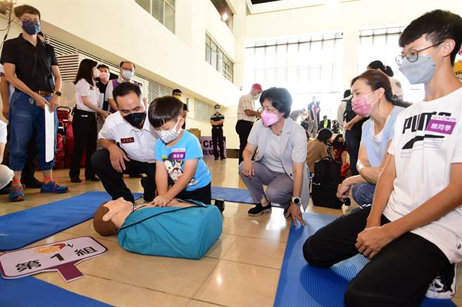 彰化县消防局为提升全民急救技能，4日下午在县府中庭与26个乡镇市公所，连线办理「彰化建县300年，千人连手CPR」训练认证。（吴敏菁摄）