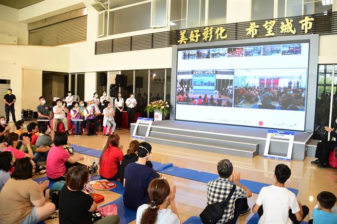 彰化县消防局为提升全民急救技能，4日下午在县府中庭与26个乡镇市公所，连线办理「彰化建县300年，千人连手CPR」训练认证。（吴敏菁摄）