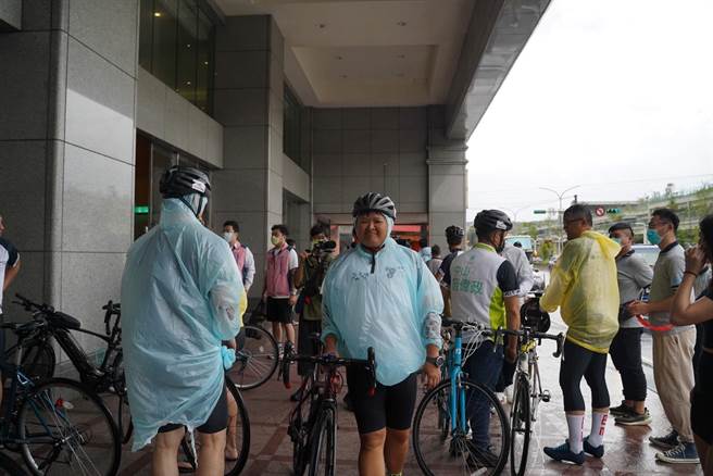 基隆国际青年商会长许博宇今年号召基隆青年，并串连全国各青商会，以单车环岛盼提振偏乡教育资源。（读者提供／陈彩玲基隆传真）