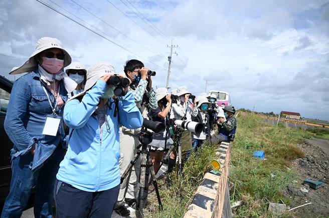 云嘉南管理处今年首次举办「云嘉南滨海观鸟带路人培训」，并以北门溼地、南布袋溼地2处为实地观鸟教学场所。（云嘉南管理处提供／张毓翎台南传真）
