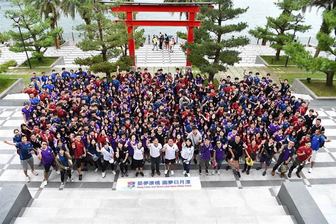 万人泳渡日月潭今登场，康桥国际学校新店秀冈、新竹及林口3校区共600位完成挑战。（康桥国际学校提供／王扬杰新北传真）