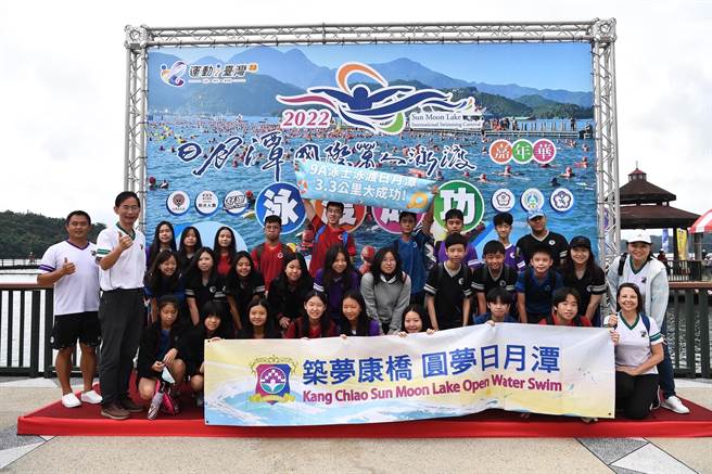 万人泳渡日月潭今登场，康桥国际学校新店秀冈、新竹及林口3校区共600位完成挑战。（康桥国际学校提供／王扬杰新北传真）