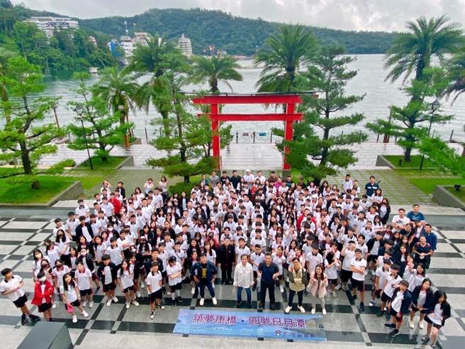 万人泳渡日月潭今登场，康桥国际学校新店秀冈、新竹及林口3校区共600位完成挑战。（康桥国际学校提供／王扬杰新北传真）