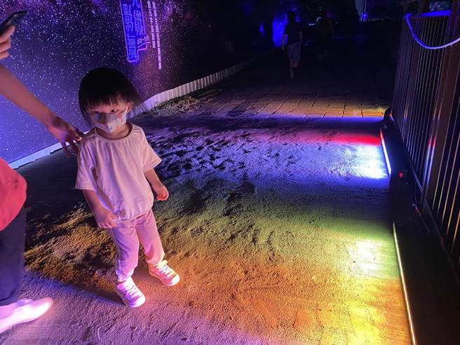 嘉义市2022「光织影舞」在北香湖公园举办，亲子同玩乐呼呼。（廖素慧摄）