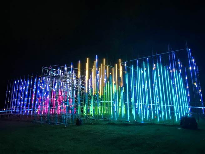 嘉义市2022「光织影舞」的〈宇宙之巅〉有热舞派对光声影秀。（廖素慧摄）