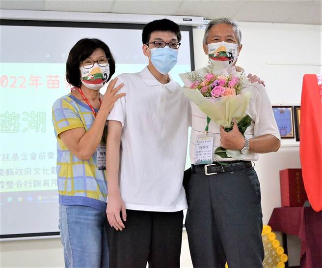 受助认养7年的吕姓男大生，与施姓认养夫妇相见欢。（李京升摄）