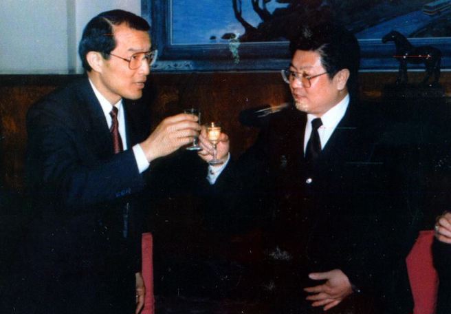 1991年5月3日中共国务院台办主任王兆国（右）在北京人民大会堂设宴招待海基会秘书长陈长文一行。（本报特派记者林俊辉北京传真）