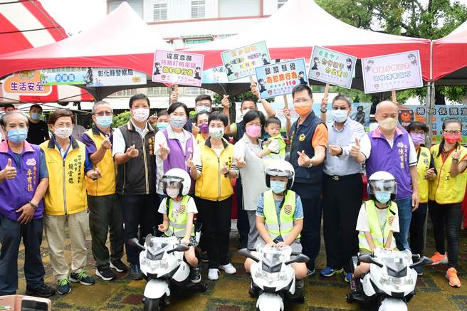 彰化县政府4日举办化县囝仔运动会，爸妈和孩童热烈参与。（吴敏菁摄）