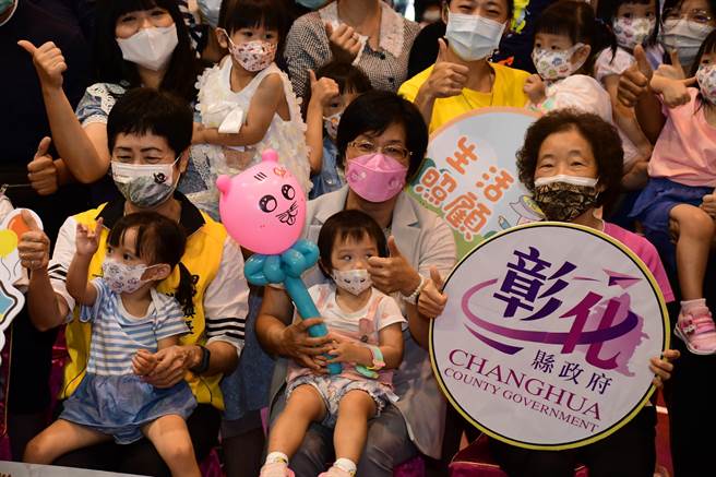 彰化县政府4日举办化县囝仔运动会，爸妈和孩童热烈参与。（吴敏菁摄）