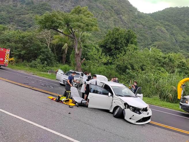 台东县台11线金樽段135公里处4日发生对向2车碰撞事故。（读者提供／蔡旻妤台东传真）